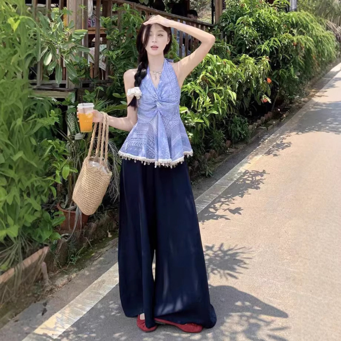 蓝色法式挂脖扭结背心