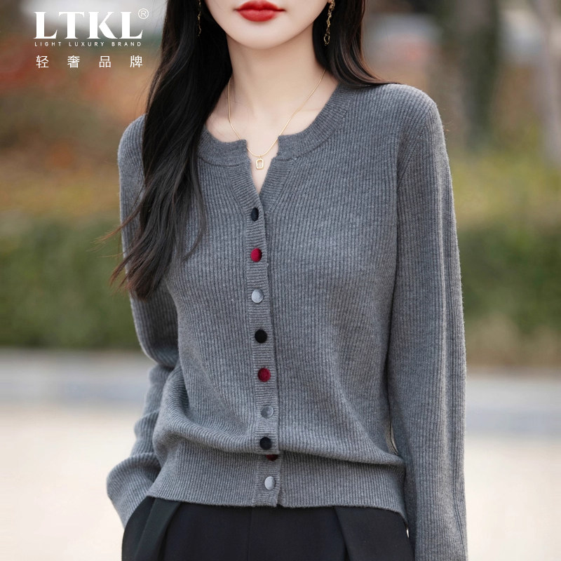 鄂尔多斯市法式设计感彩扣针织开衫女短外套打底衫新款剪刀领毛衣