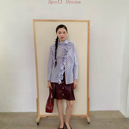 Spoii Unosa原创设计蓝色条纹木耳边斜襟长袖衬衫上衣