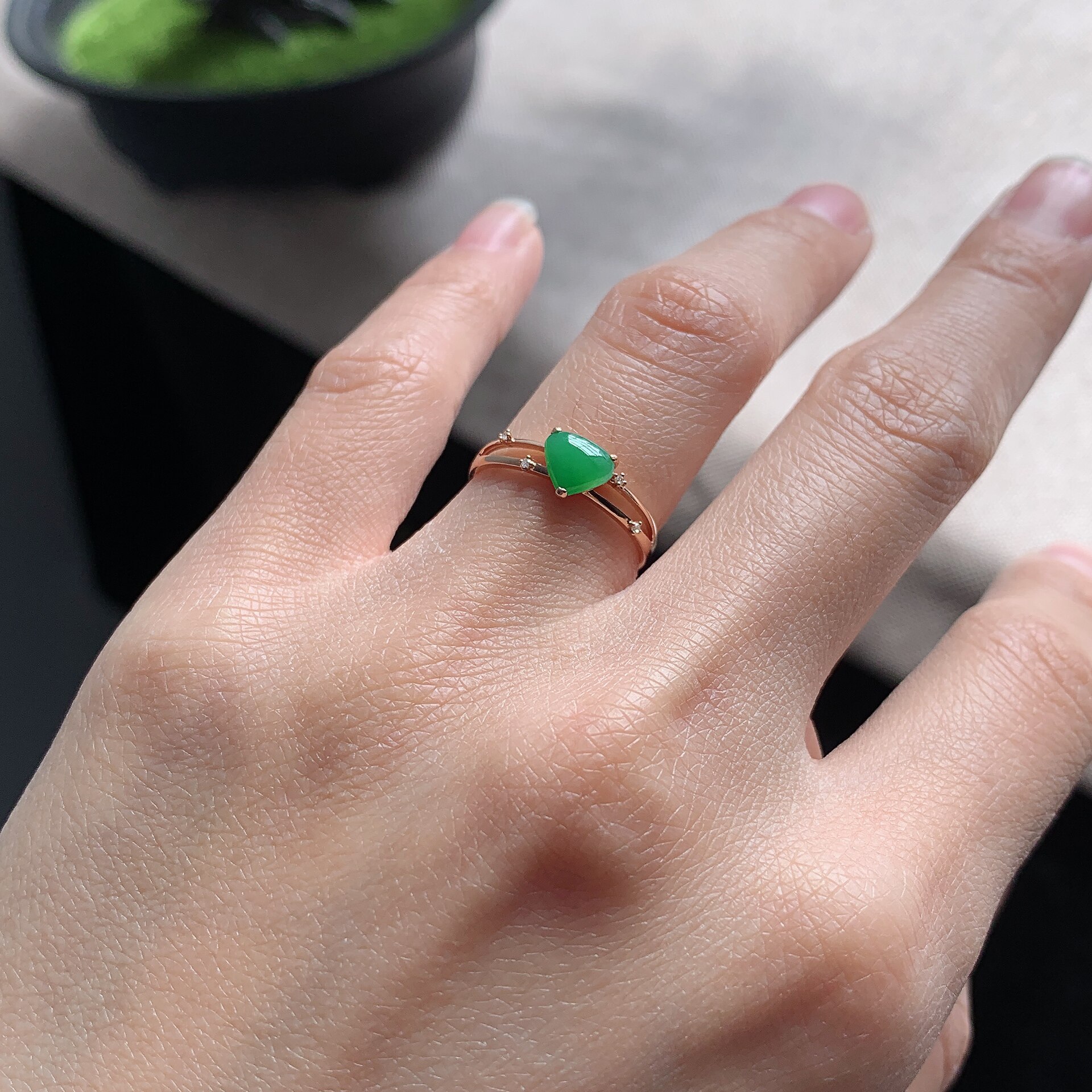 18k金镶嵌老坑阳绿翡翠心形裸石戒指简约轻奢女款戒圈缅甸天然A货