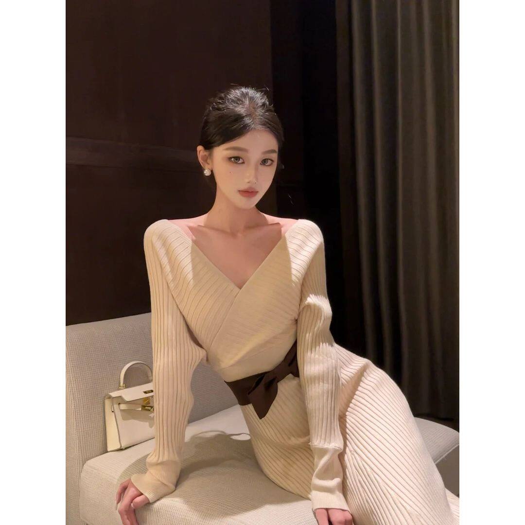 2025新款纯欲风粉色V领针织连衣裙女冬季新款收腰显瘦绝美包臀
