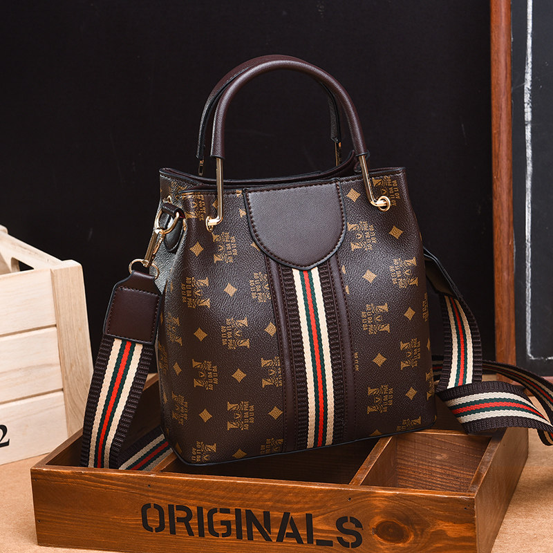 包包女2020新款水桶包斜挎包质感女单肩包大容量女百搭小ck手提包