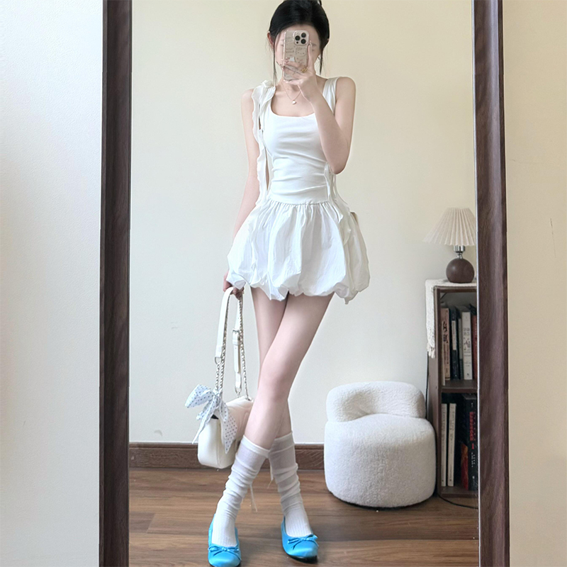 白色甜辣花苞背心掐腰连衣裙女夏季新款收腰显瘦u领短款A字吊带裙
