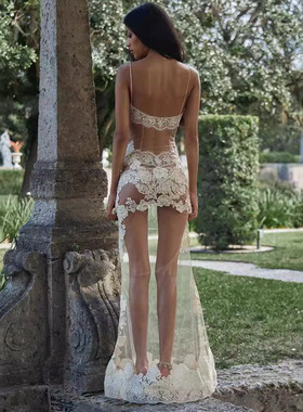 A sheer sheer halter dress with a backless back 网纱露背长裙