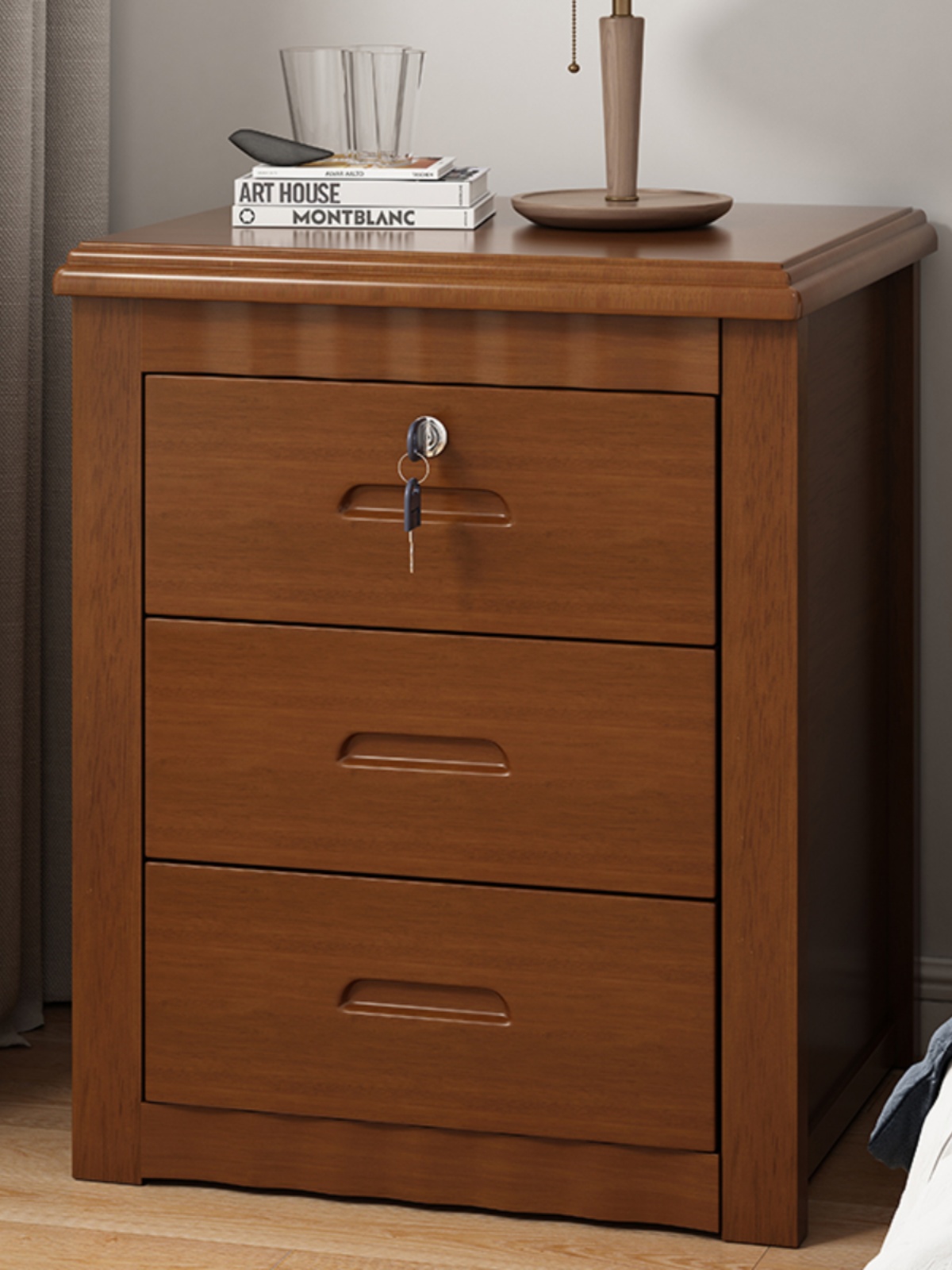 带锁三抽实木中式床头柜