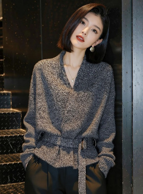 慵懒灰色V领毛衣外套女秋冬高级感洋气减龄系带收腰针织开衫上衣