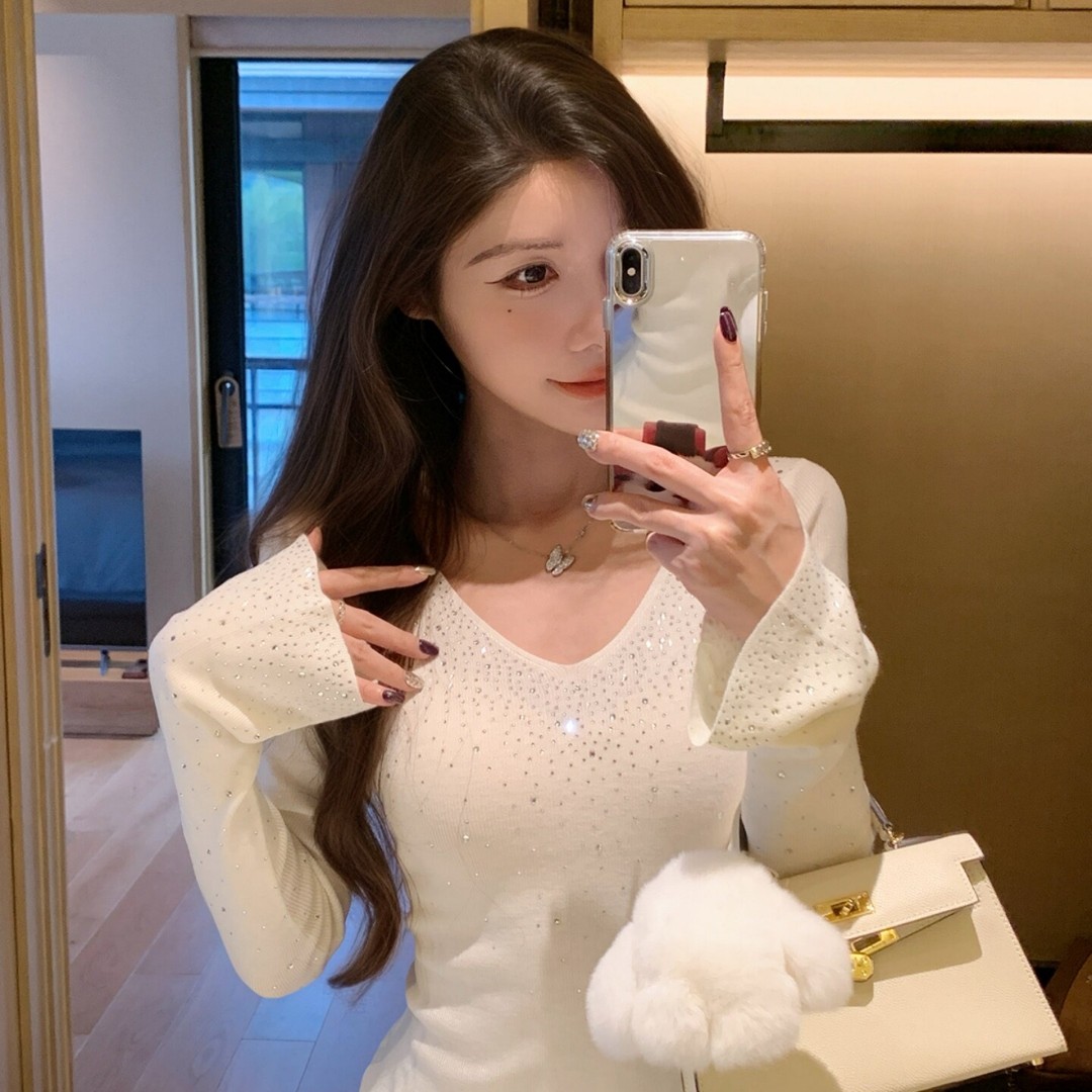 已到货 白色烫钻V领羊毛针织衫女秋冬法式绝美高级感修身内搭上衣