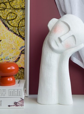 现代简约北欧创意红晕歪头托腮人物摆件陶M瓷工艺品艺术家居装饰