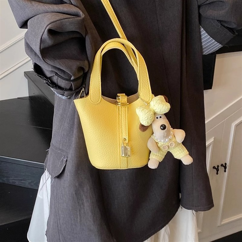 夏天黄色菜篮子迷你水桶包包女2025新款高级感轻奢小众斜挎手机包