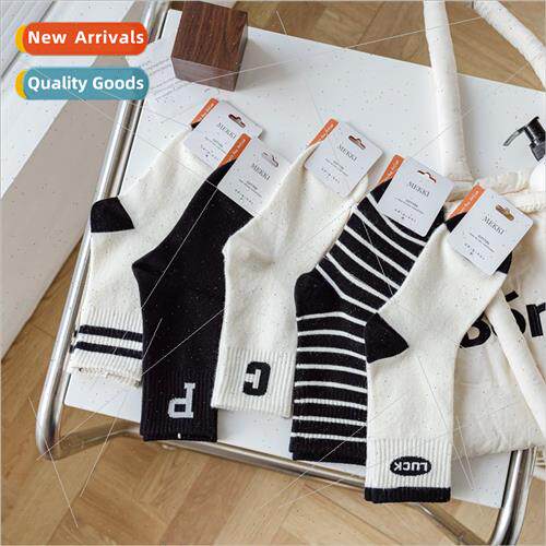 Alphabet nd mid-calf socks winter warm ladies socks Japanese