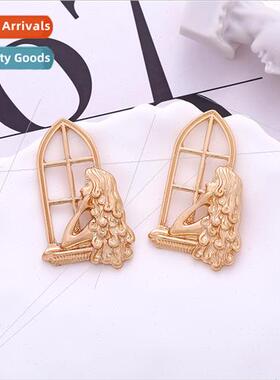 New alloy hollow window girl earrings retro art sense carvin