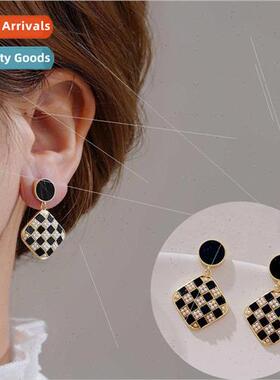 2023 Spring new black whe checkerboard rectangular earrings