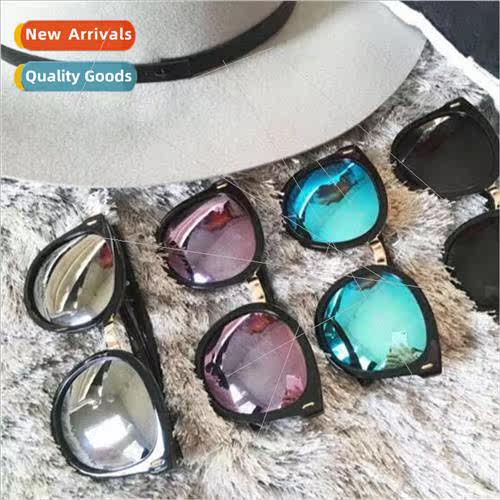 Polarized sunglasses show face four color toadstool reflecti