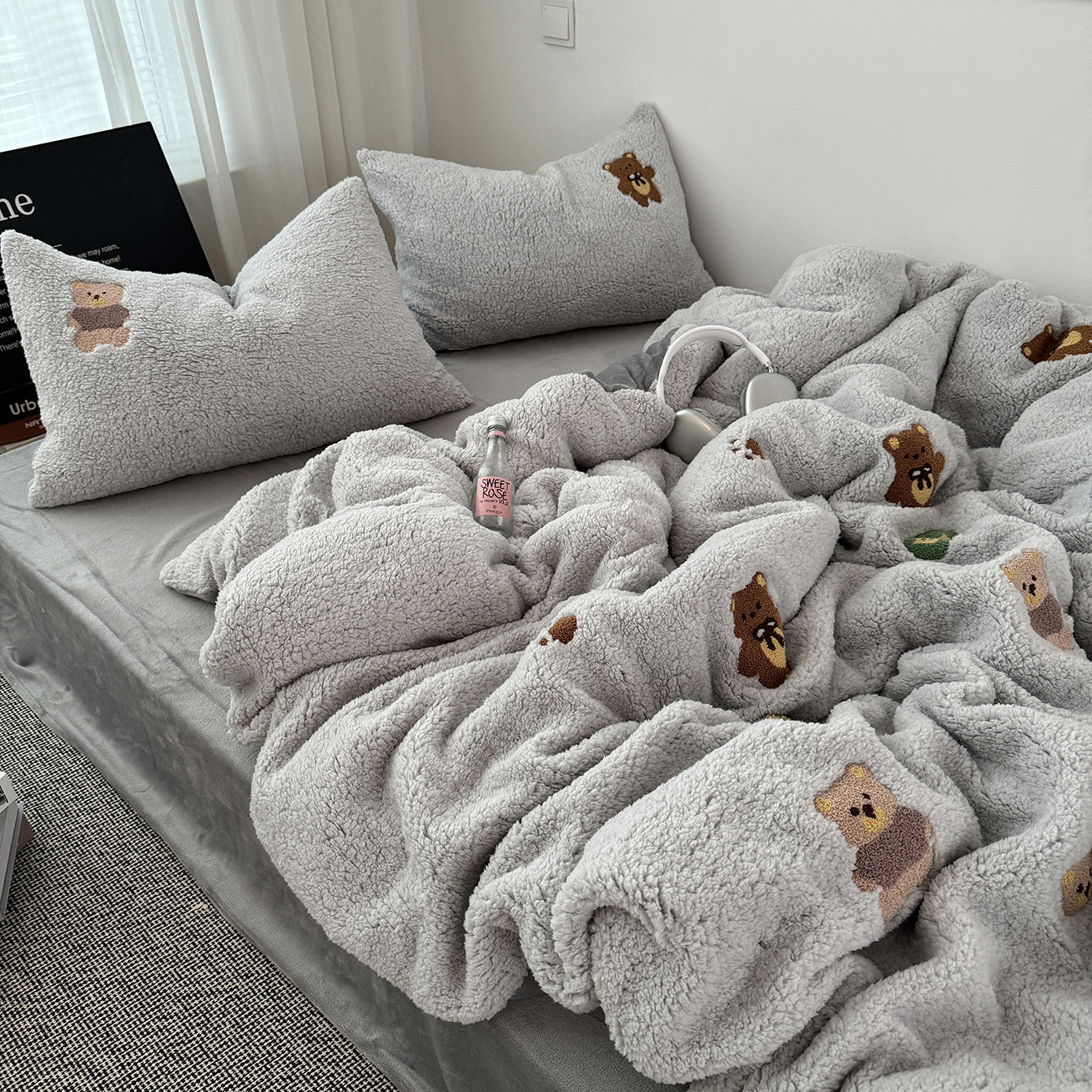 简约ins灰色可爱小熊毛巾绣冬季保暖加厚羊羔绒四件套舒适牛奶绒