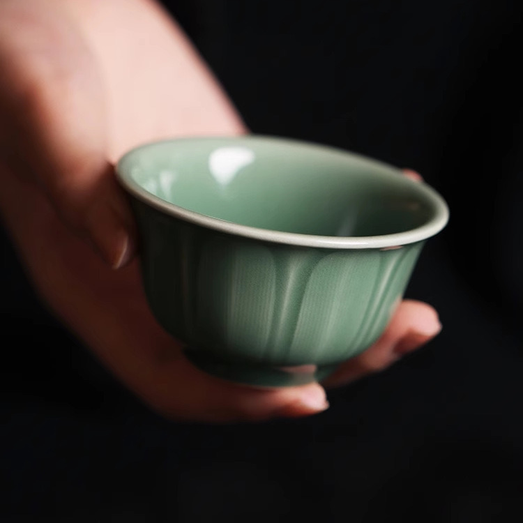 龙泉青瓷杨盛侃梅子青压手杯