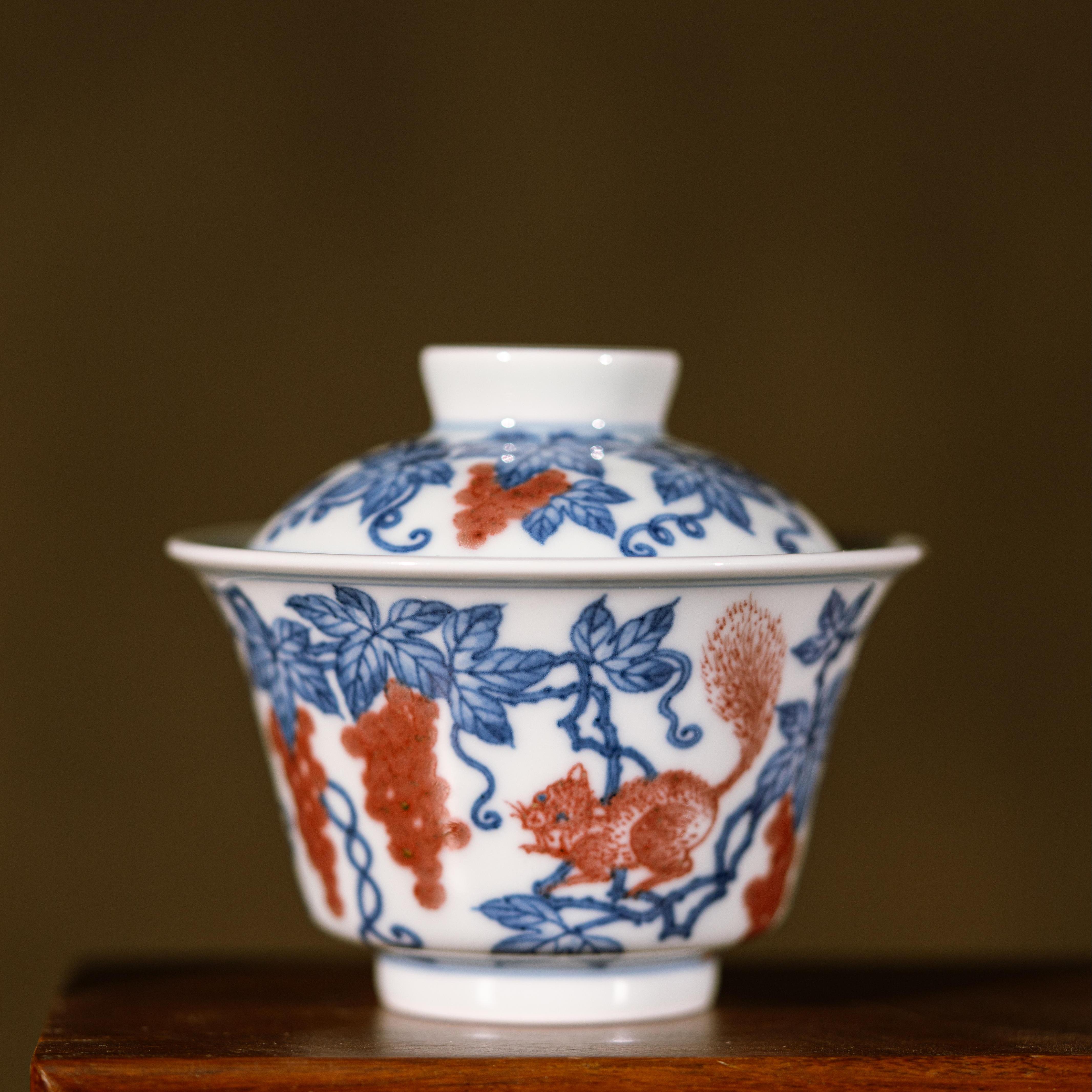 望月怀古松鼠葡萄青花釉里红