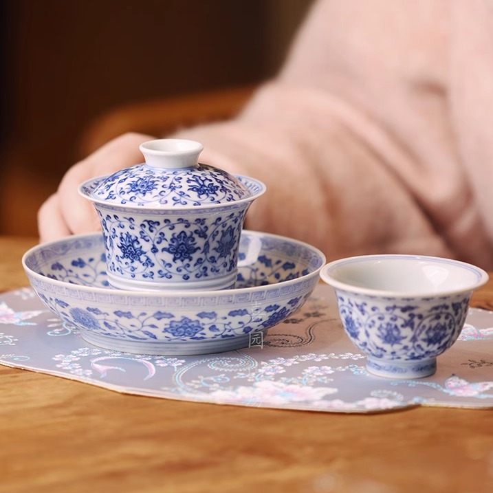 望月怀古仿成化青花缠枝莲盖碗