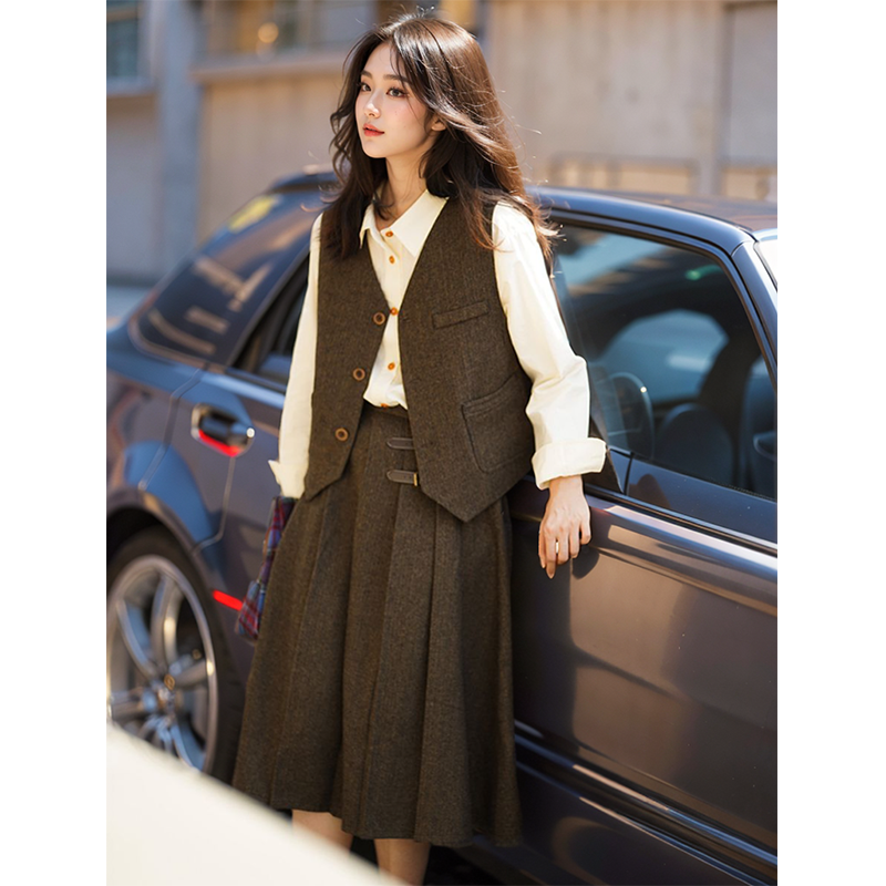 复古美拉德小众设计感衬衫马甲半裙三件套女秋季新款通勤港风套装