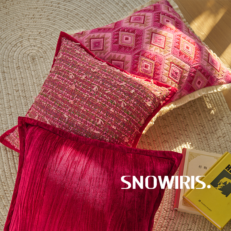 高级感复古玫红抱枕丝绒重工刺绣