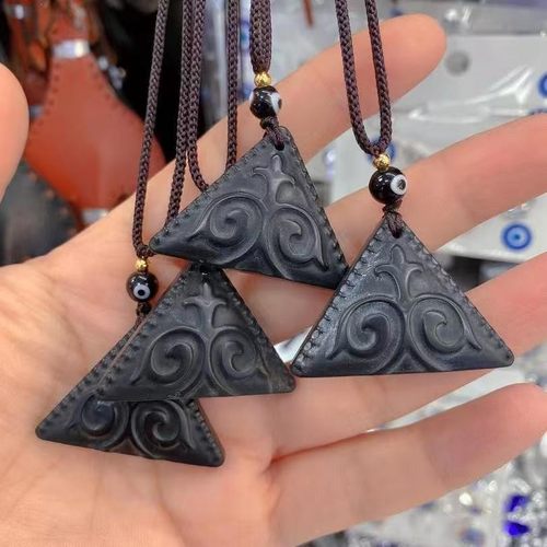 哈萨克黑三角吊坠百搭时