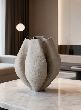 侘寂风艺术花瓶样板间酒