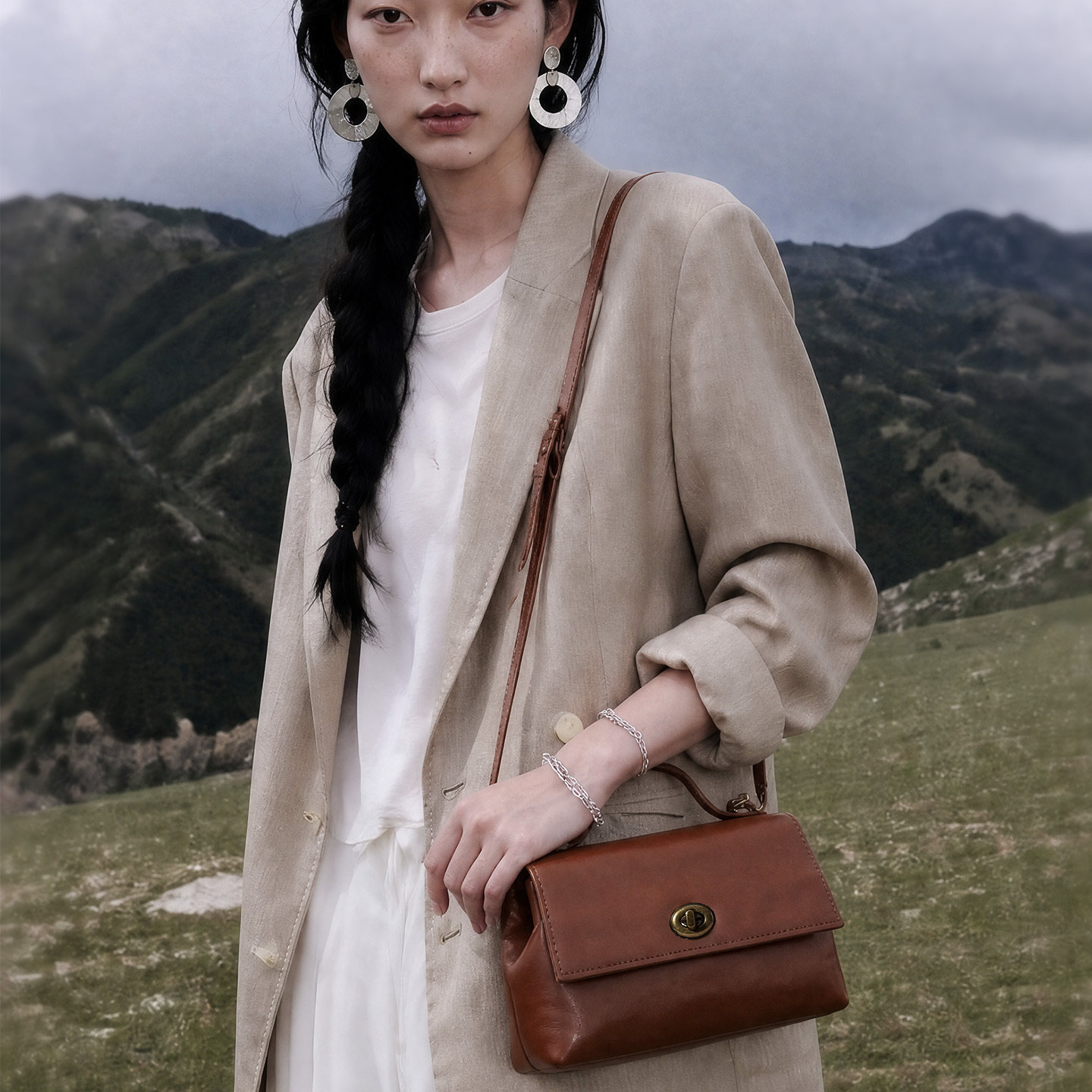 岩牛棕色真皮斜挎单肩包女2026新款复古休闲植鞣牛皮信封小众包包