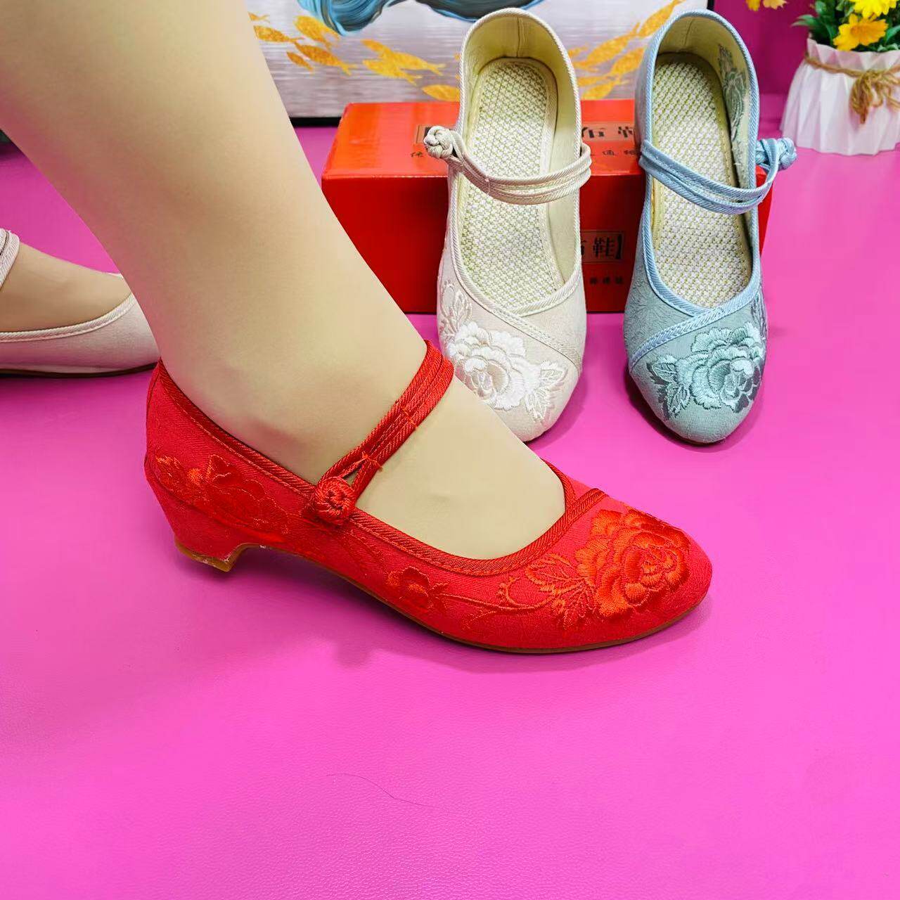 老北京布鞋女高档绣花鞋贵妇人小码软底汉服新款搭配旗袍刺绣布鞋