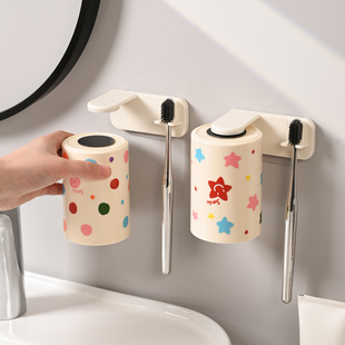磁吸牙刷置物架漱口杯家用牙刷杯架壁挂式刷牙杯免打孔洗漱杯倒挂