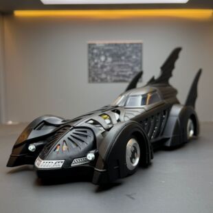 喷雾版1:24蝙蝠侠战车1995声光回力汽车模型潮玩收藏摆件玩具礼物