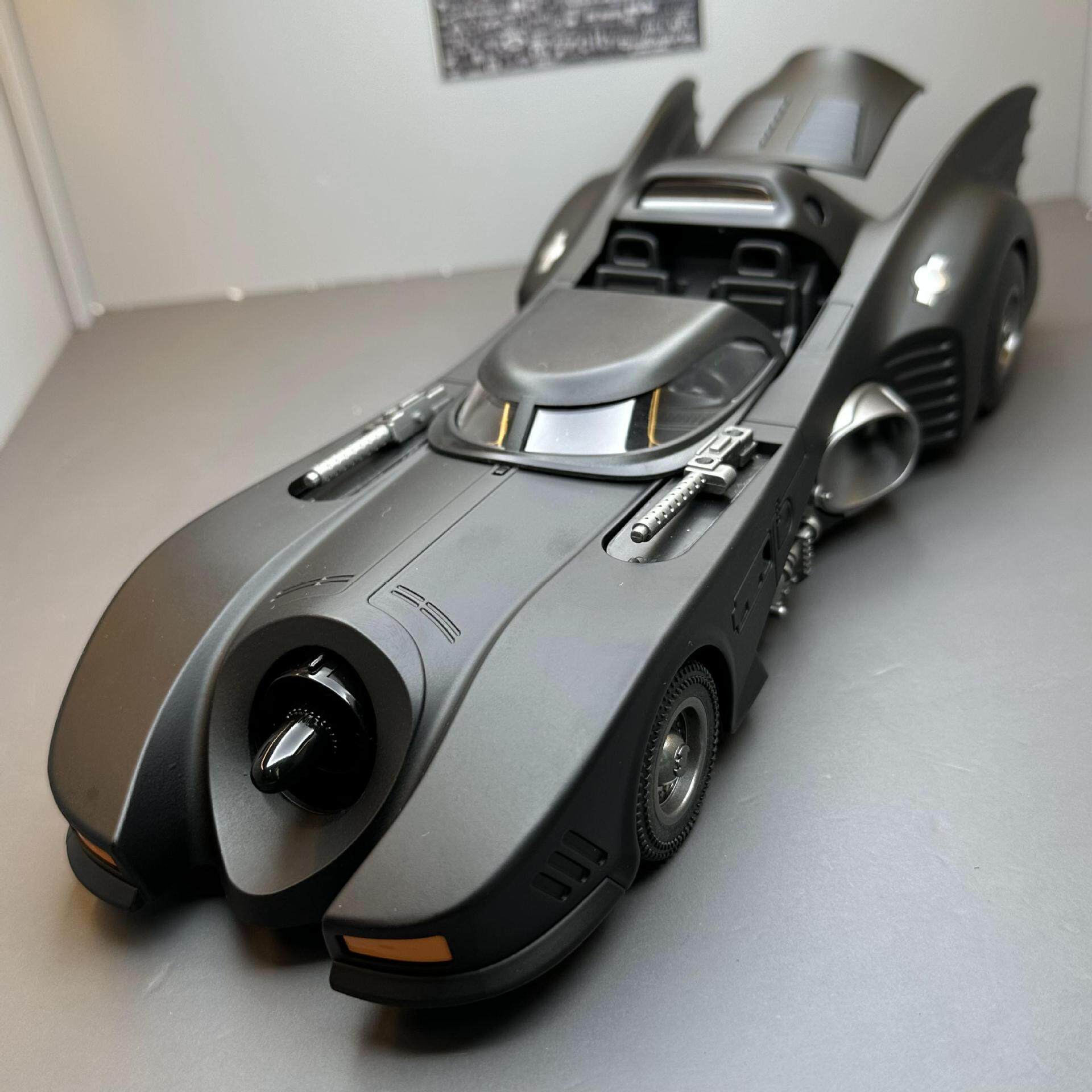 潮玩合金汽车模型1:18蝙蝠侠战车第二代声光开门男孩玩具经典跑车