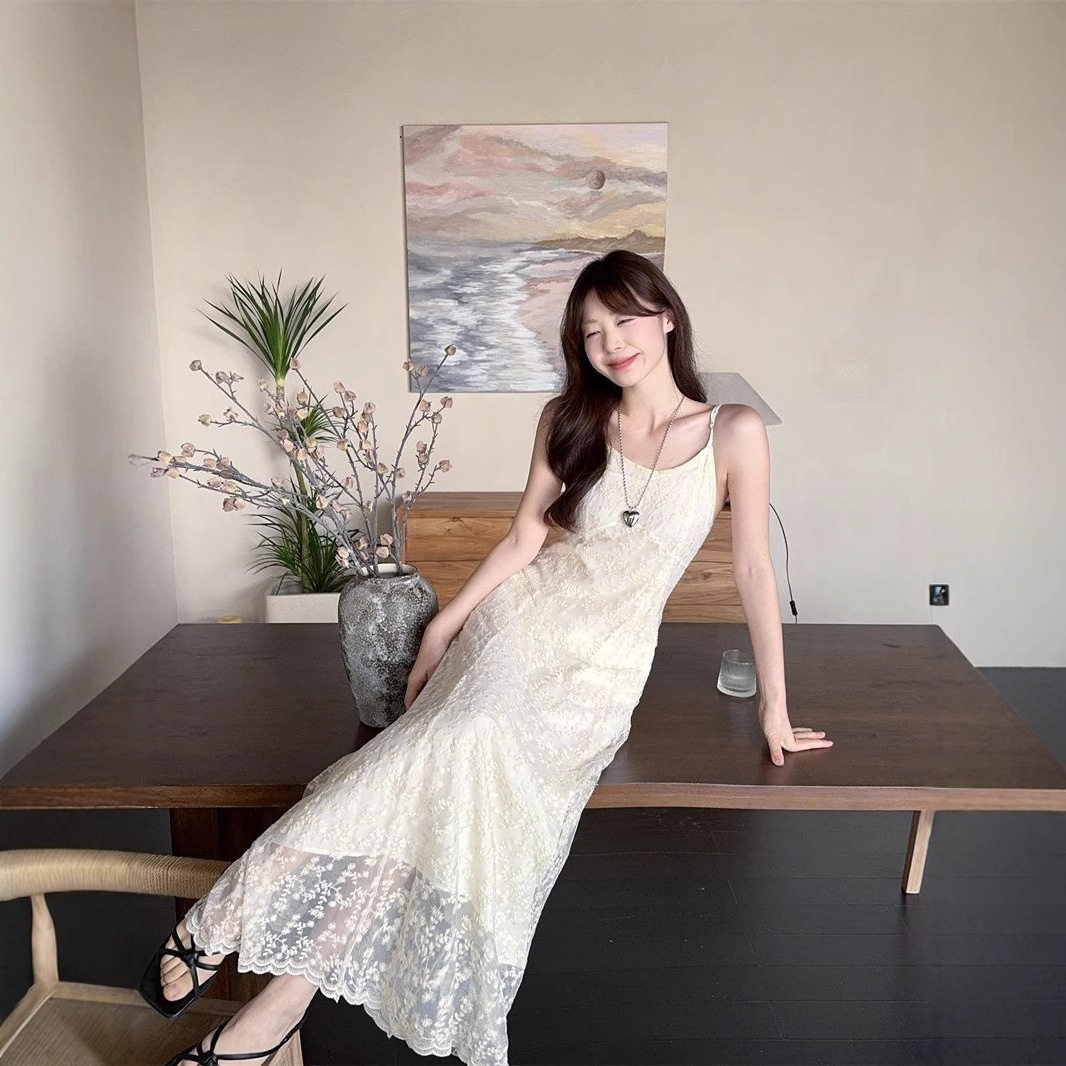 法式白色刺绣蕾丝吊带连衣裙女夏高级感气质初恋海边度假沙滩长裙