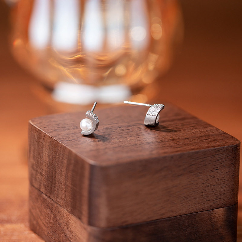 精致仿珍珠耳钉女气质轻奢设计感