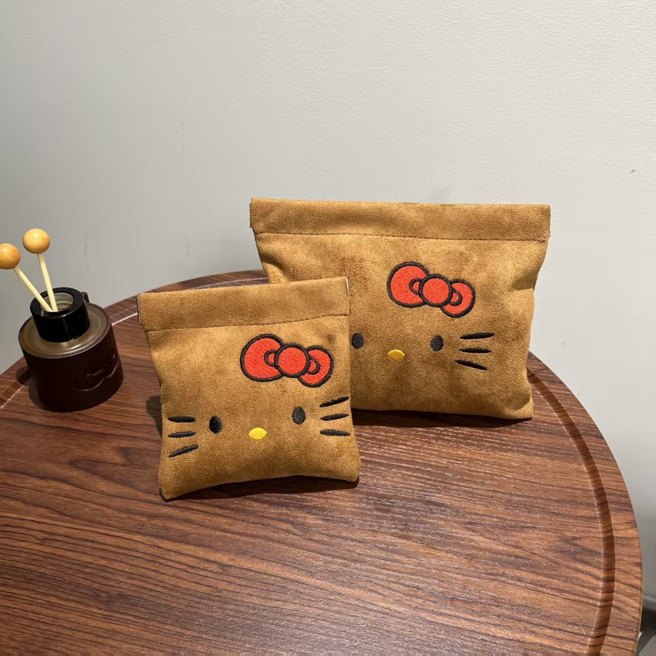 新款kitty化妆包秋冬麂皮绒刺绣弹片少女心洗漱包大容量便捷收纳