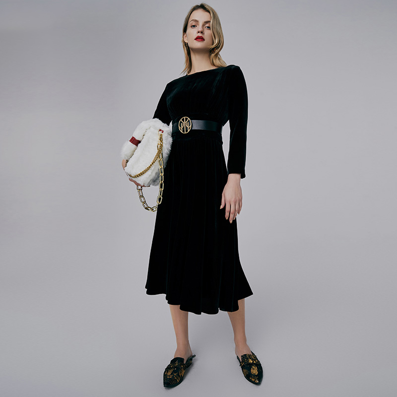 HUI卉黛黑一字领真丝丝绒连衣裙