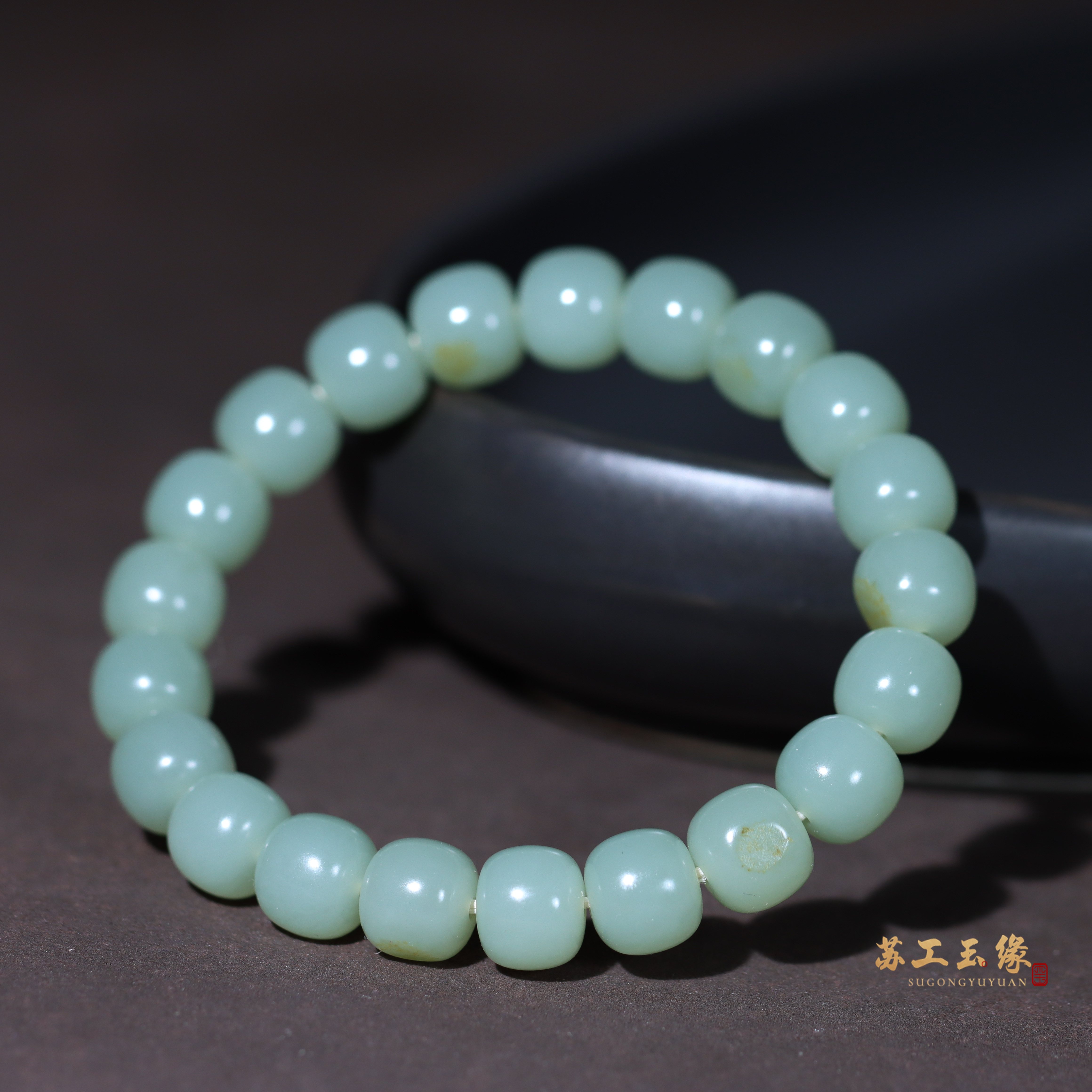 苏工籽料特色湖水绿洒金皮手串