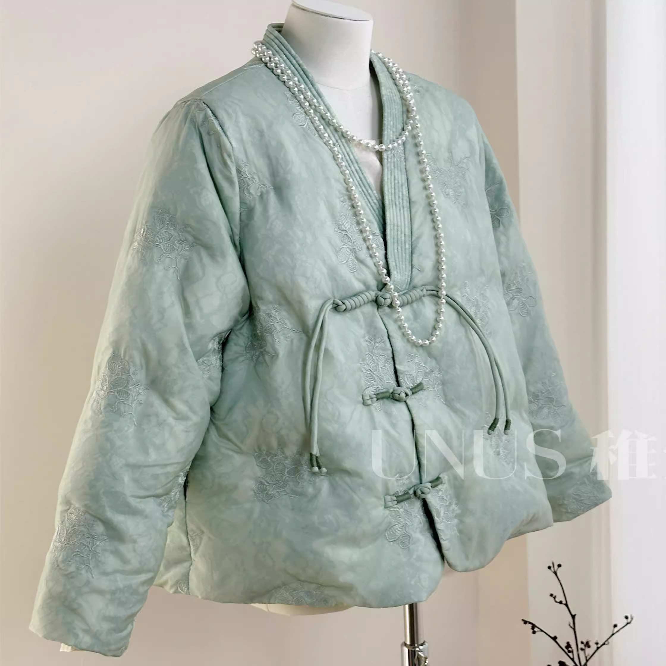 深圳南油轻奢高端货~新中式刺绣羽绒服外套女冬盘扣短款轻国风秋