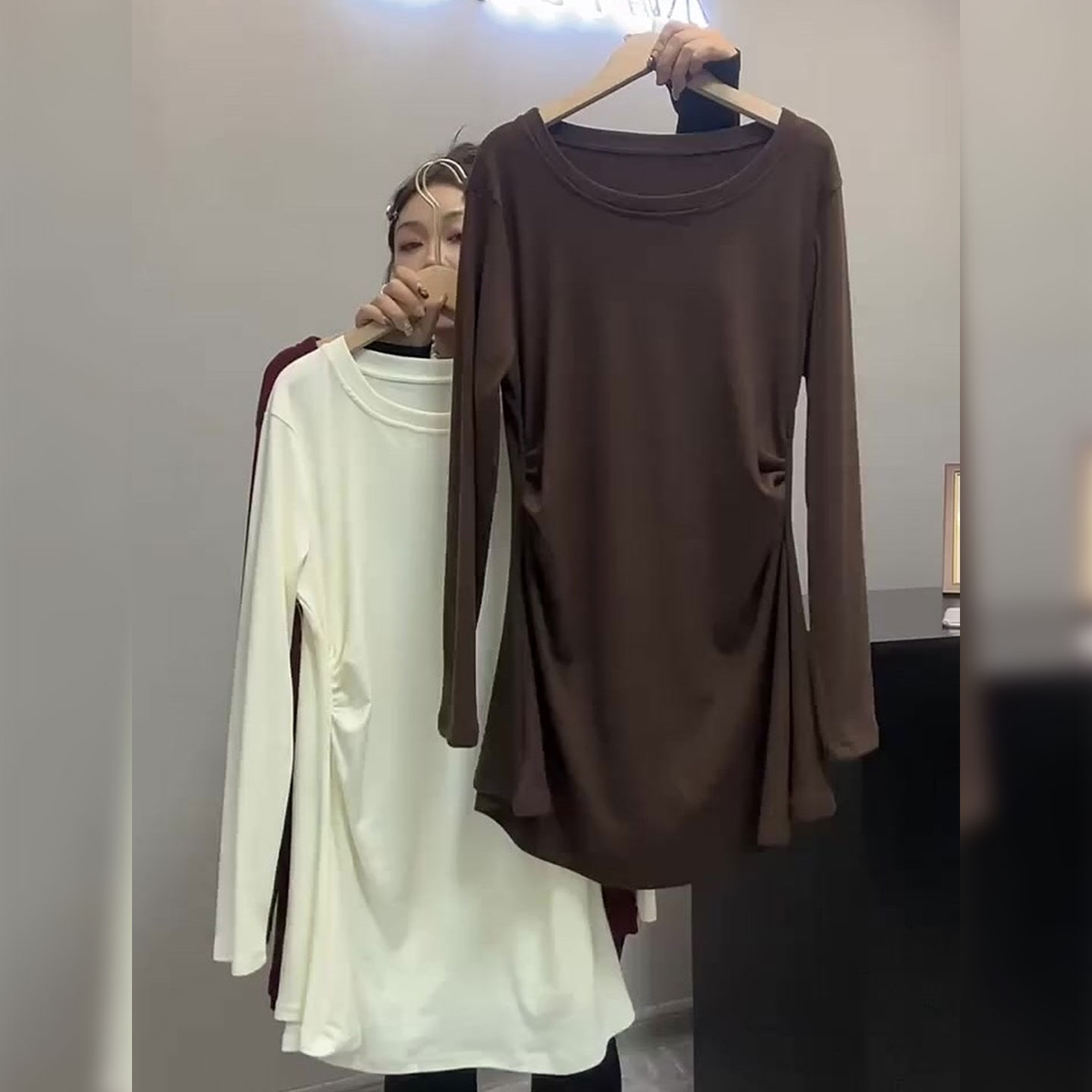 2025秋冬圆领女咖色白色中长款加绒加厚T恤上衣褶皱收腰长袖时尚