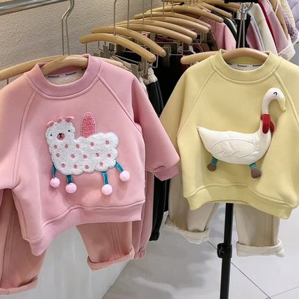 童装2023年冬季女宝宝新款加绒加厚布贴卫衣洋派卡通可爱女童上衣