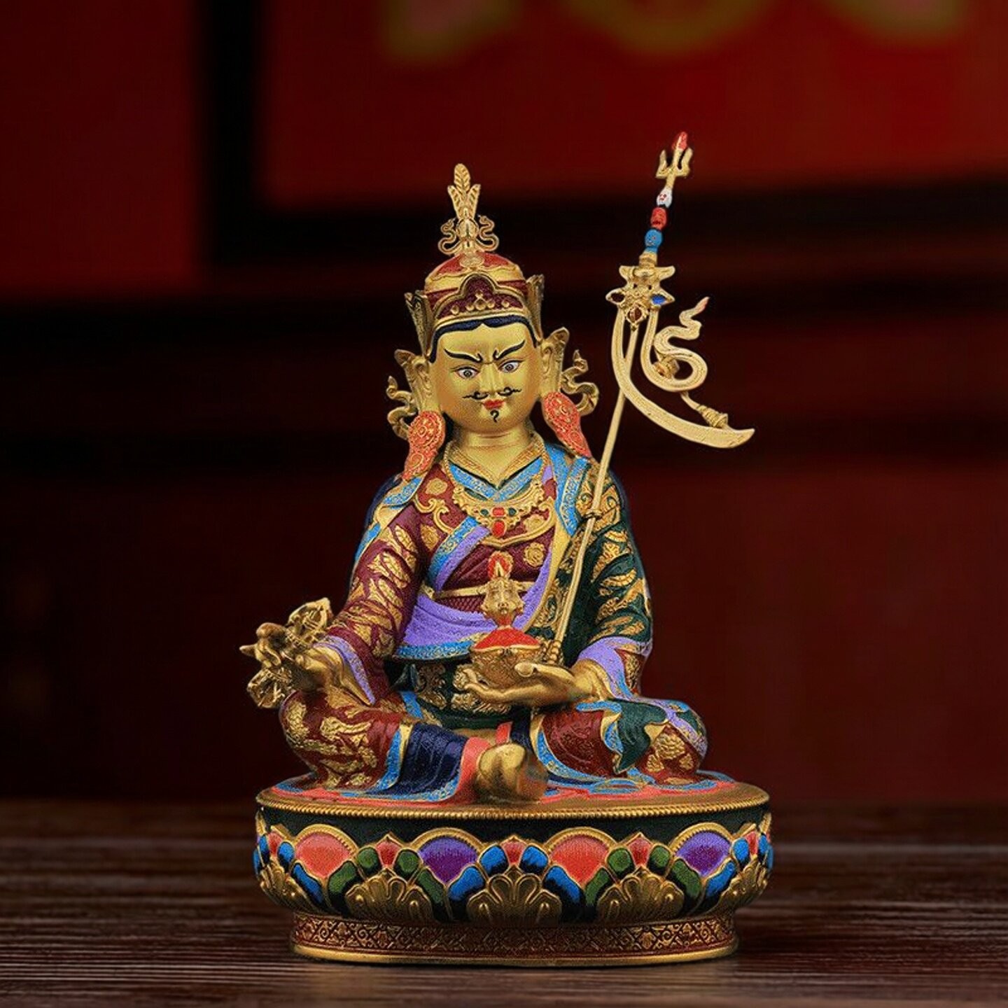 精工莲花生大士佛像纯铜鎏金彩绘莲师铜像密宗家用佛堂供奉摆件