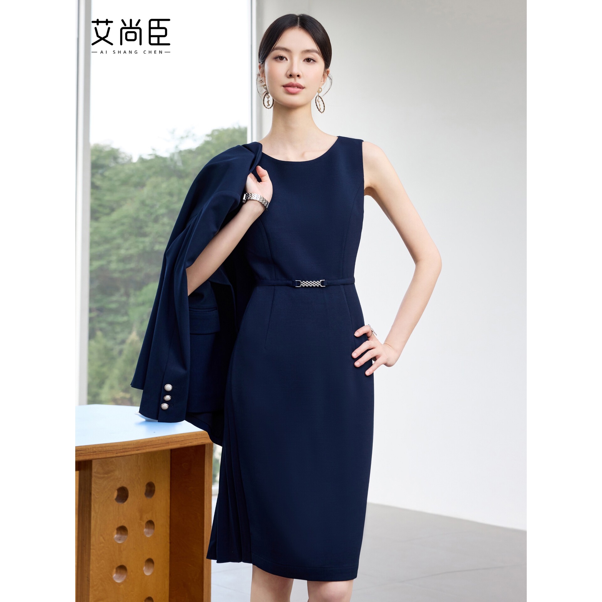 艾尚臣高级感藏青色时尚简约无袖连衣裙修身显瘦正式场合百搭裙子