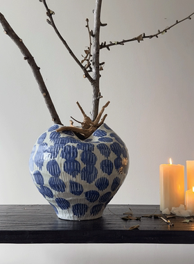 侘寂风蓝色波点陶瓷花瓶客厅插花高级感陶罐不规则瓶口艺术花器
