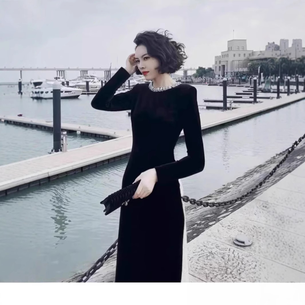 FL223189丝绒连衣裙女秋冬新款气质修身小香风黑色打底长裙