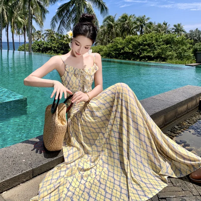 法式复古格纹木耳荷叶边拼接吊带连衣裙女度假风气质性感浪漫长裙