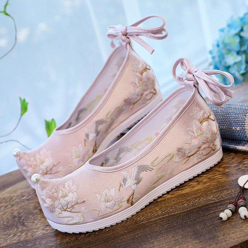 春季汉服鞋内增高绣花鞋