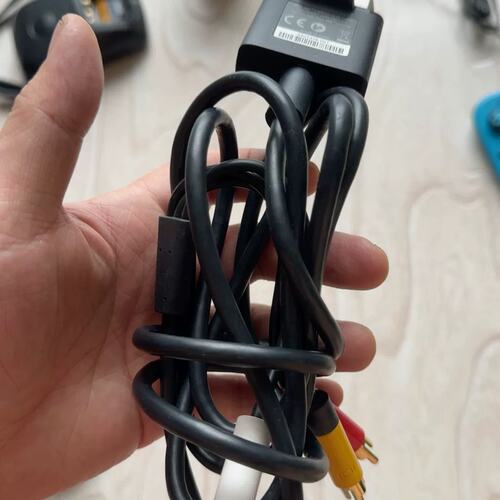 可维修Xbox360AV视频线，黑色的，线长约1.8米，三色莲议价