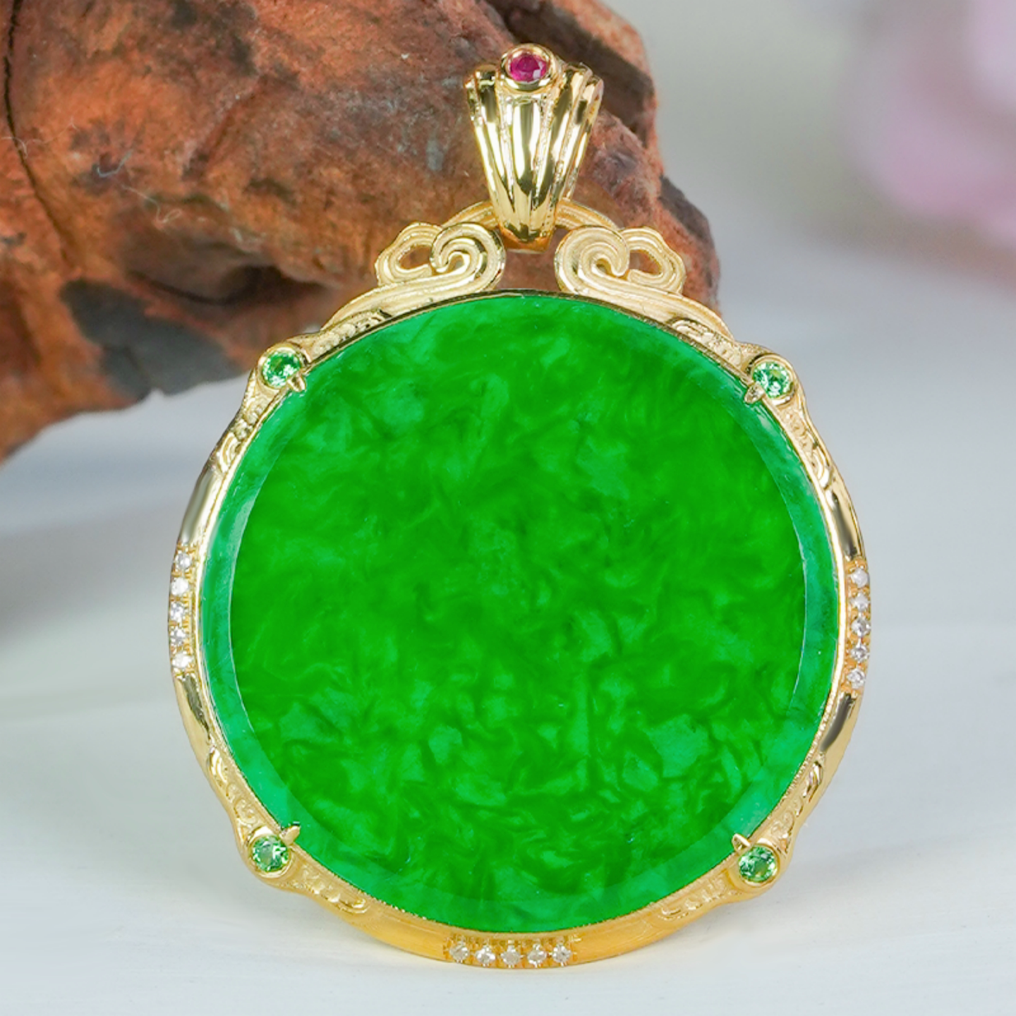 18k金镶玉吊坠天然翡翠A货满绿龙石祥云扣头设计翡翠绿圆牌玉坠