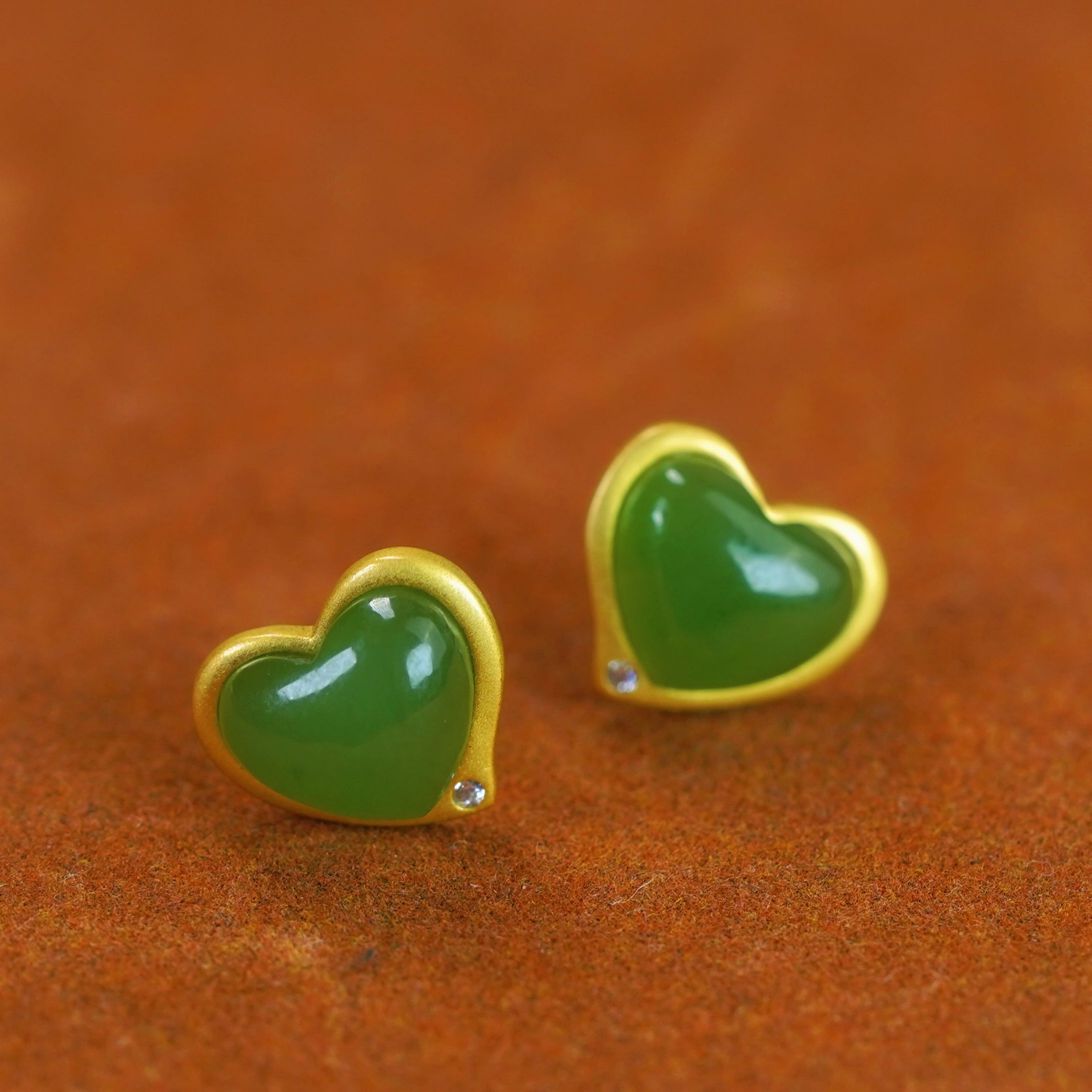 福利款天然和田玉银镶嵌精致时尚简约碧玉菠菜绿爱心耳钉一对