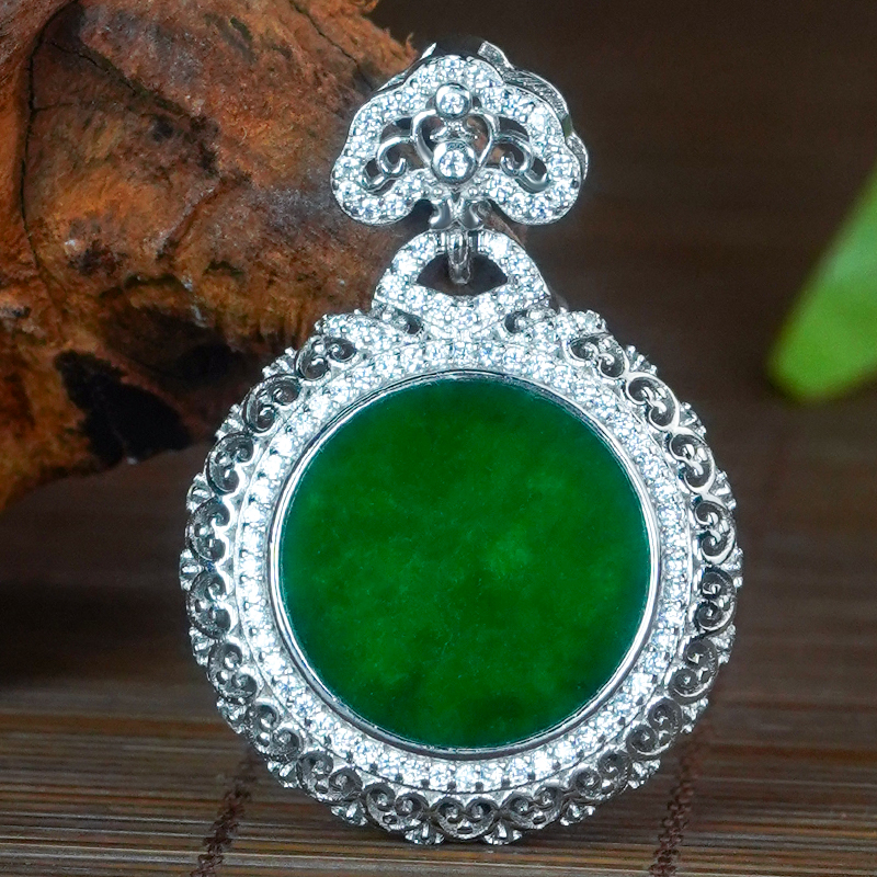 天然A货圆牌翡翠吊坠银镶嵌精致镂空祥云设计辣绿翡翠绿圆形项链