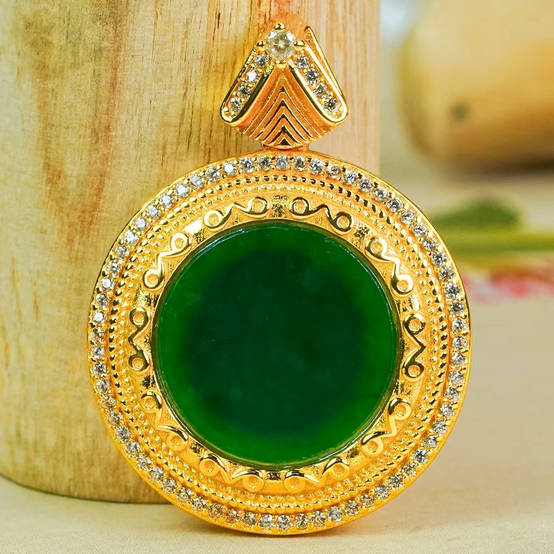 天然翡翠A货银镶嵌精致百搭豪镶辣绿翡翠绿圆牌吊坠
