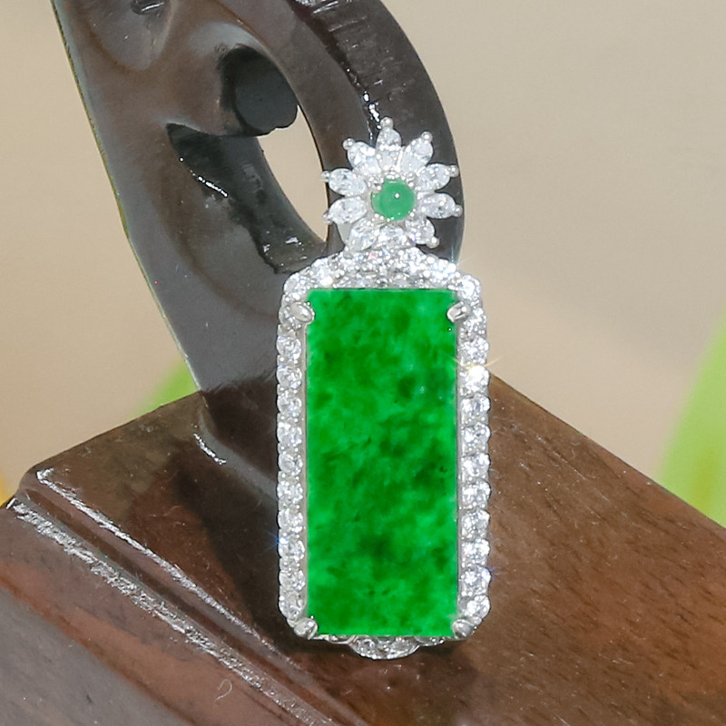 925银镶嵌天然翡翠A货时尚经典花朵扣头阳绿翡翠银镶无事牌吊坠